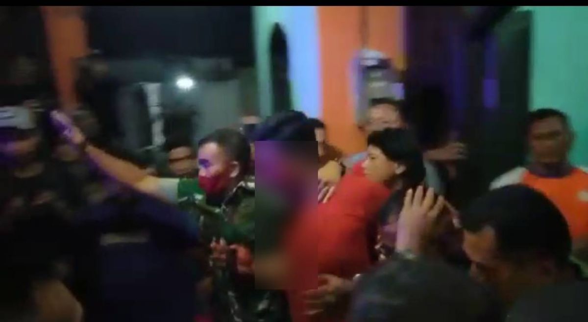 Pelaku penipuan bermodus anggota Polri, babak belur dihajar massa. (Foto: Tangkapan layar video via Facebook/jatimnow.com)