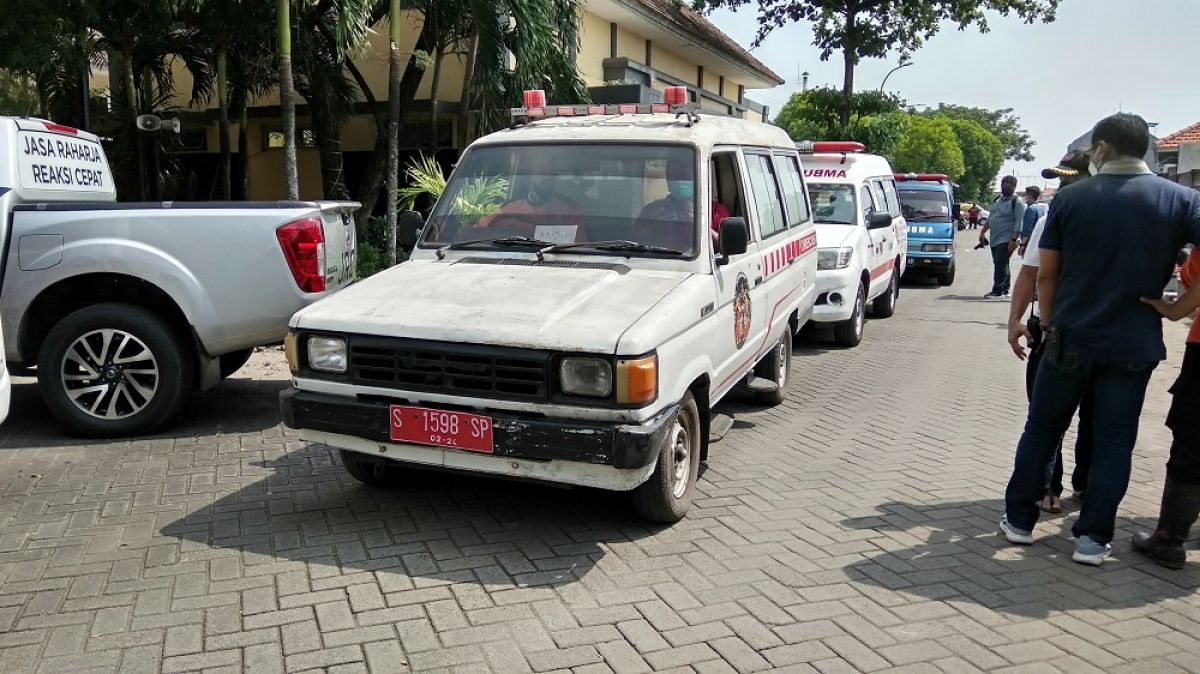 Pemberangkatan 4 jenazah korban kecelakaan bus di Tol Mojokerto. (Foto: Achmad Supriyadi/jatimnow.com)