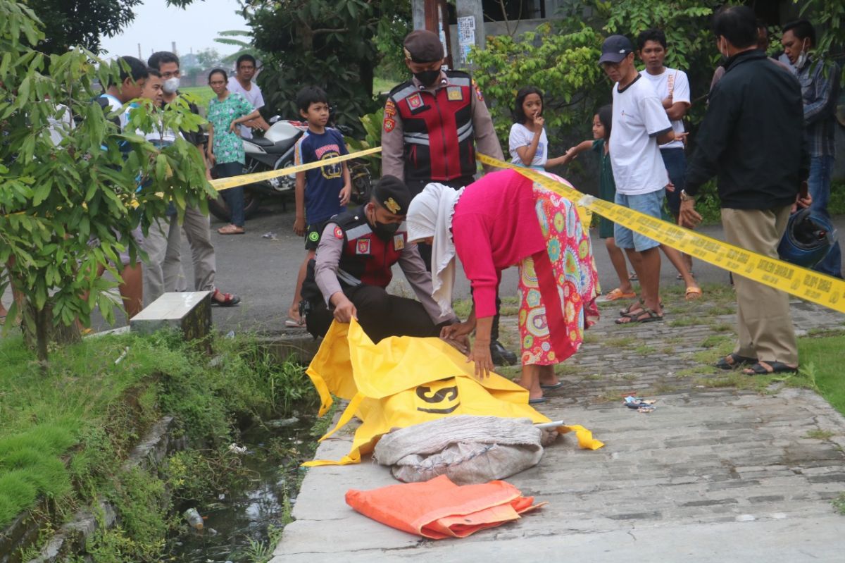 Polisi melakukan olah TKP penemuan mayat di Desa Plosogeneng. (Foto: Elok Aprianto/jatimnow.com)