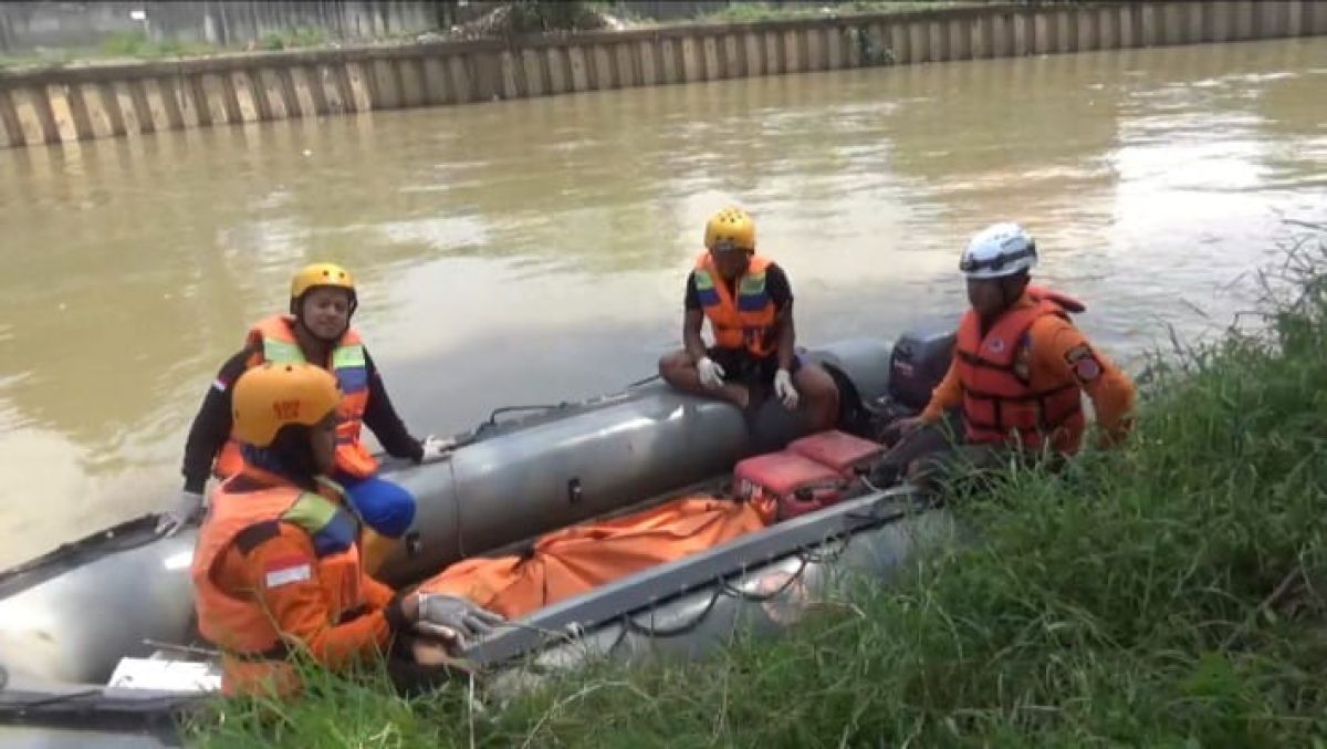Tim Basarnas Surabaya dan BPBD Kabupaten Jombang saat melakukan penyisiran di sungai Catak Gayam.(Foto: Elok Aprianto/jatimnow.com)