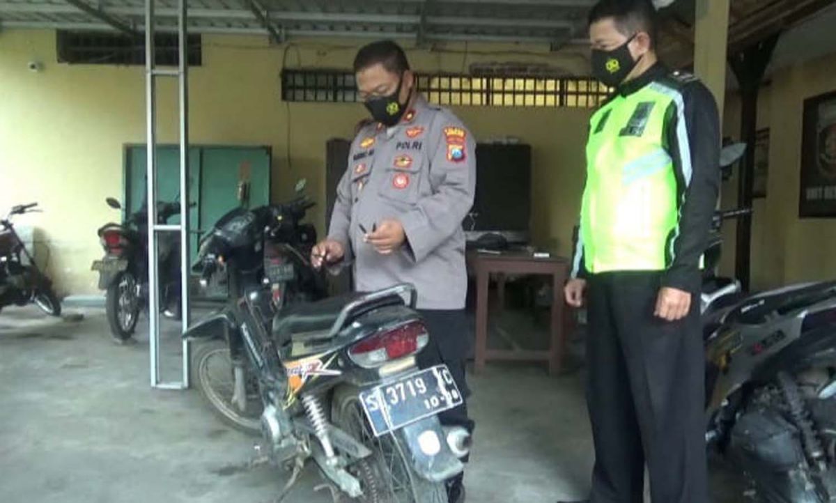 Kapolsek Mojoagung, Kompol Purwo Atmojo saat mengamankan barang bukti motor Kawasaki Kaze yang gagal digondol pelaku (Foto: Elok Aprianto/jatimnow.com)