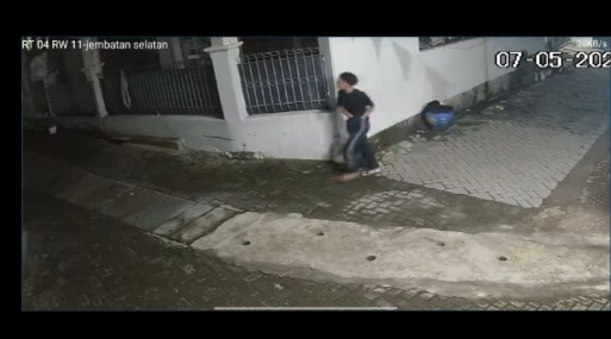 Aksi seorang pria di Kota baru mencuri celana dalam.(Foto: Tangkapan layar CCTV)