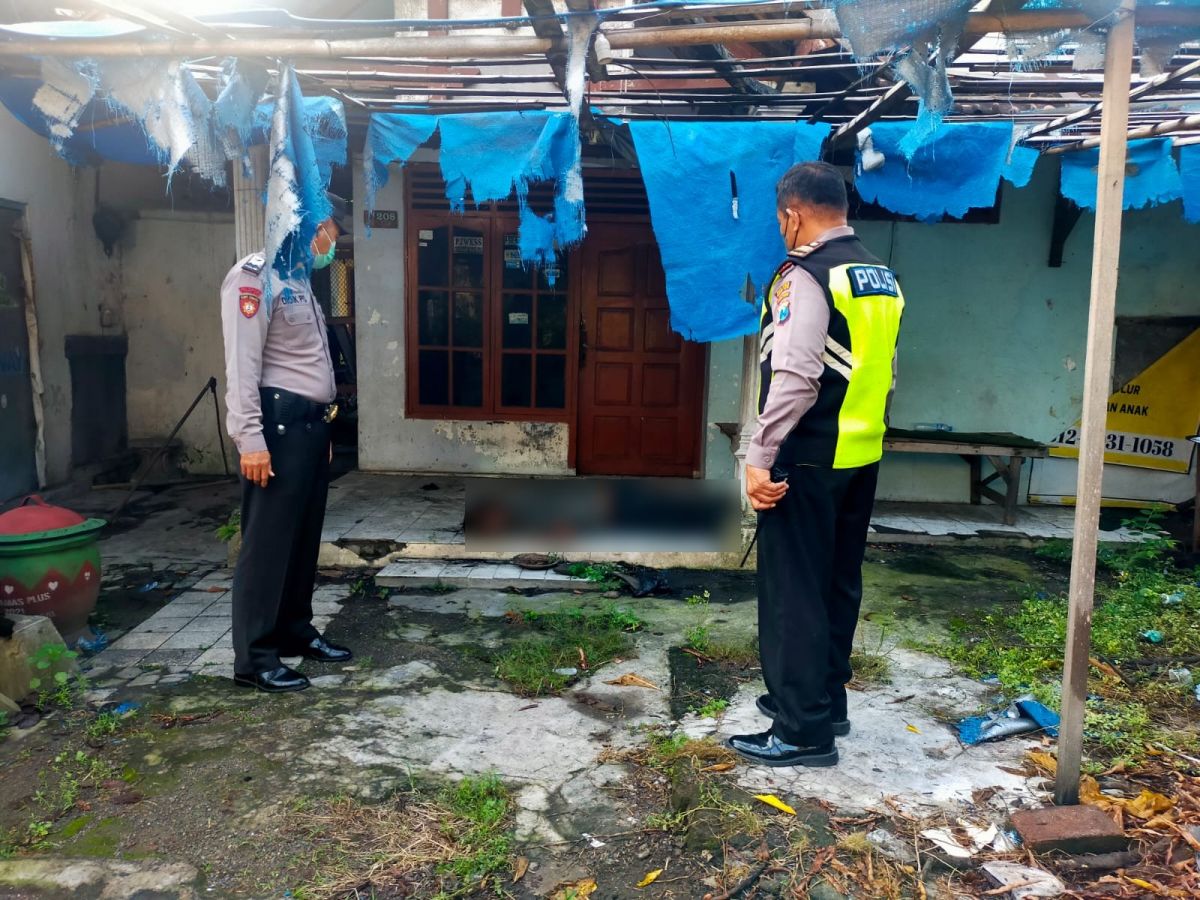 Polisi mendatangi lokasi meninggalnya pengamen di Kediri. (Foto : Humas Polsek Kota Kediri)