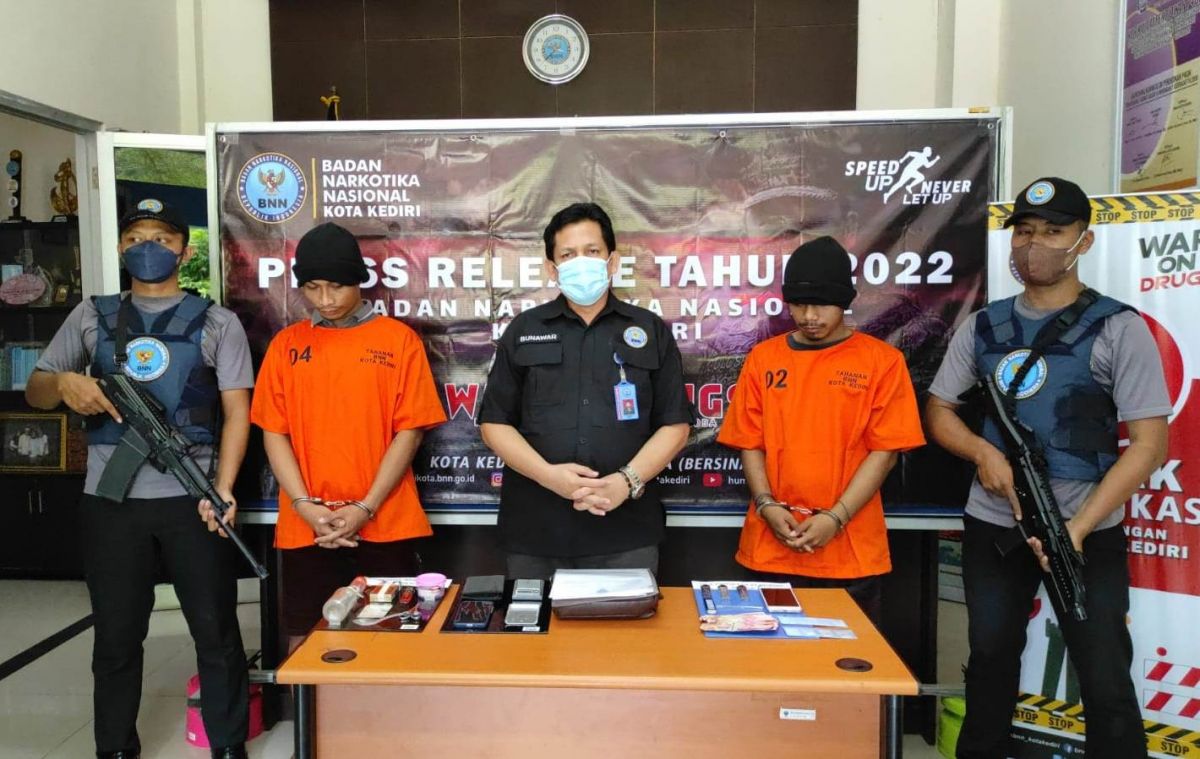 Dua pengedar narkoba saat diamankan BNN. (Foto: BNN Kota Kediri/jatimnow.com)
