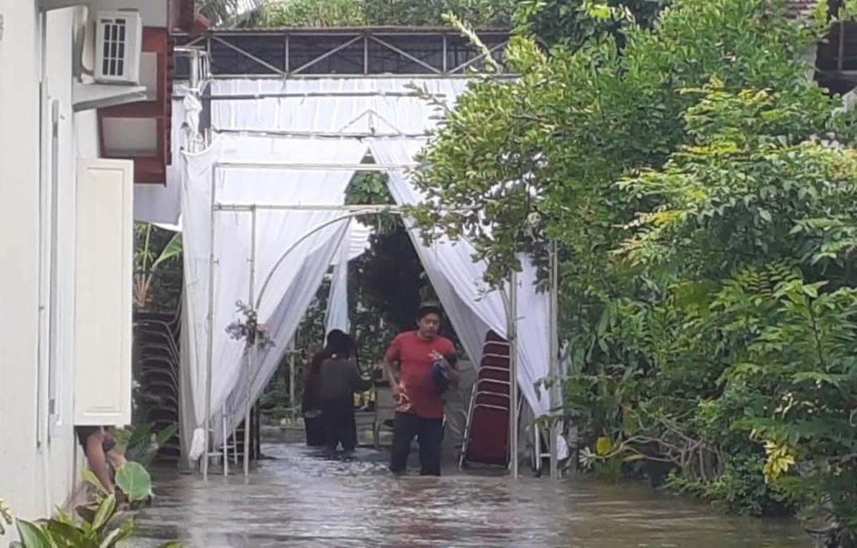 Tenda resepsi pernikahan di Probolinggo yang terpung banjir