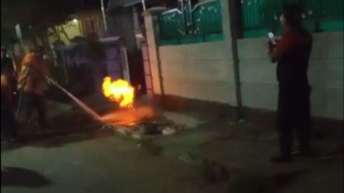 Petugas memadamkan api dari pipa gas yang bocor. (Foto: WhatsApp grup)