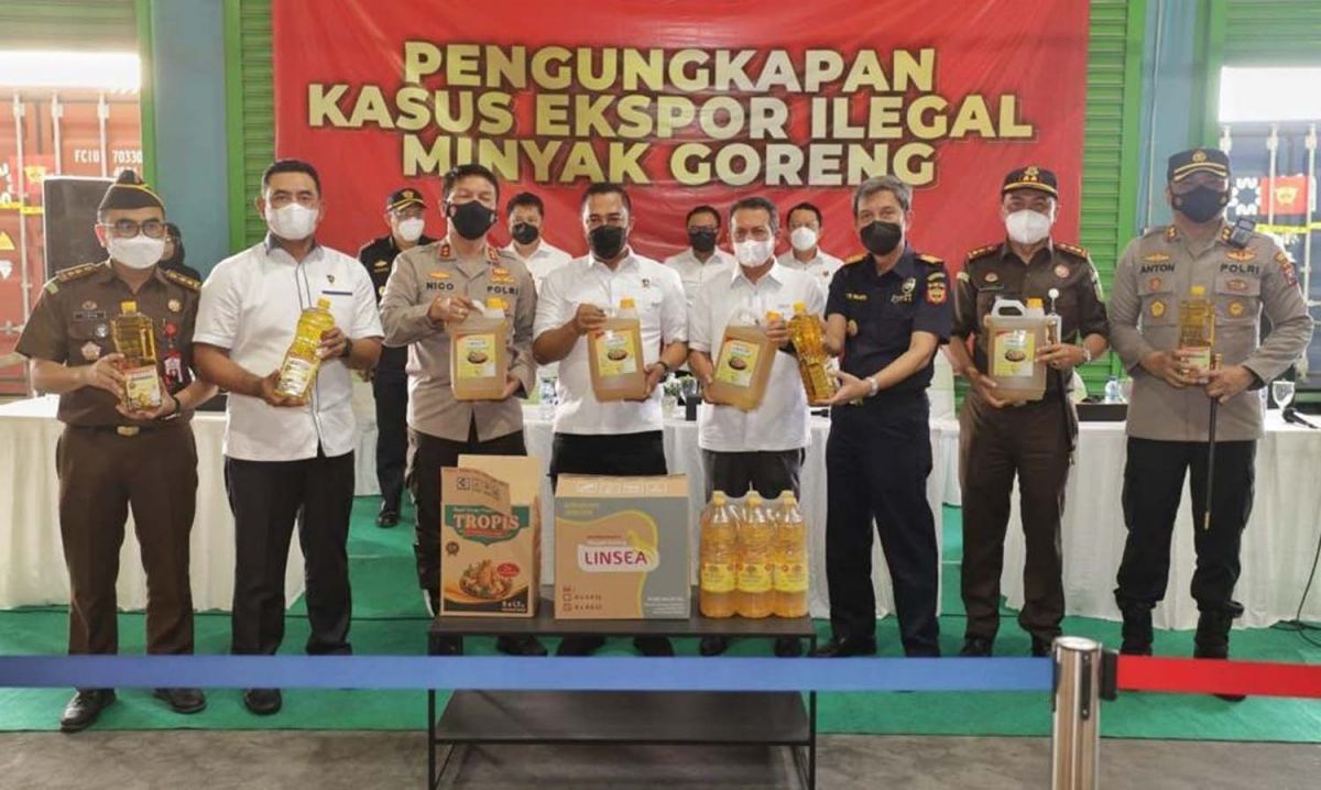 Kabareskrim Polri, Komjen Pol Agus Andrianto dan Kapolda Jatim Irjen Pol Nico Afinta saat rilis ungkap kasus ekspor ilegal minyak goreng di Surabaya
