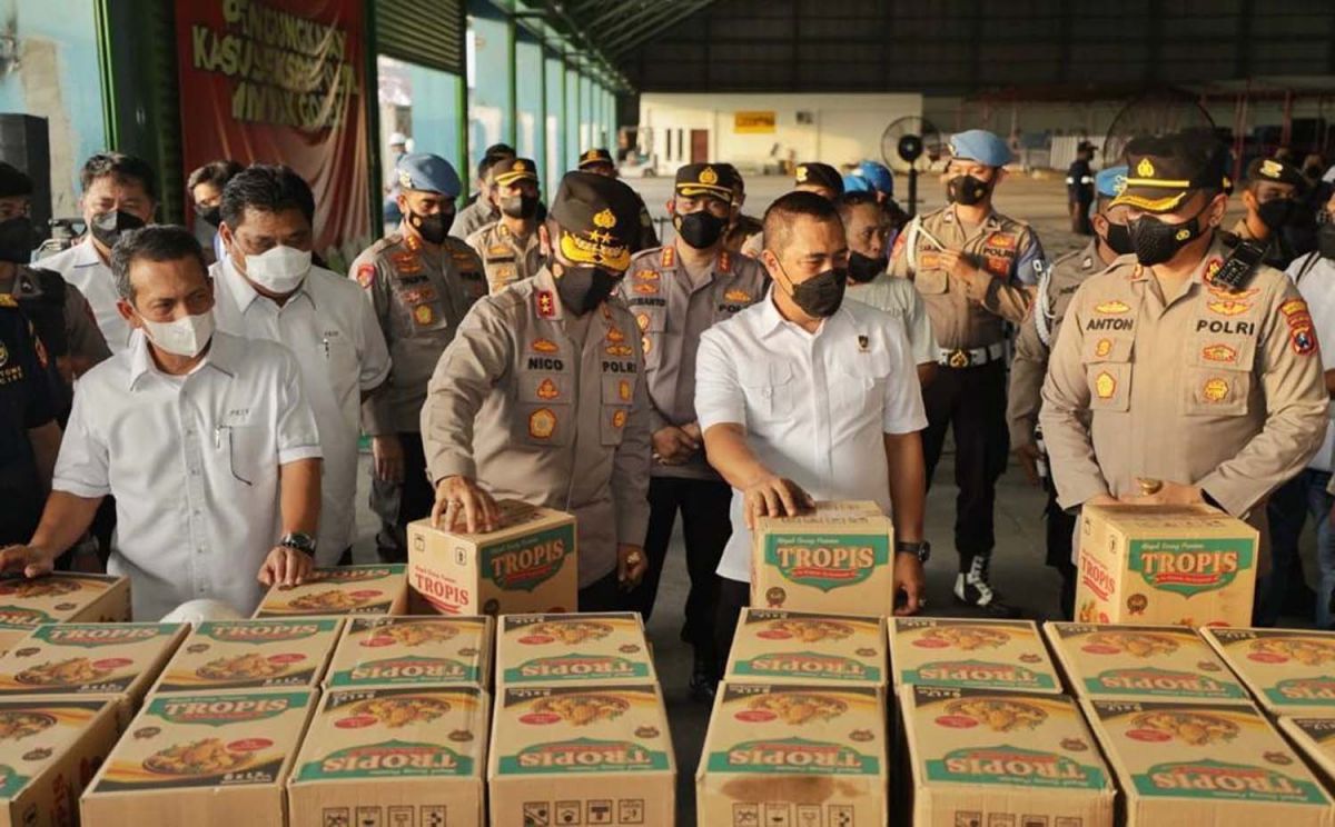 Kabareskrim Polri, Komjen Pol Agus Andrianto dan Kapolda Jatim Irjen Pol Nico Afinta saat rilis ungkap kasus ekspor ilegal minyak goreng di Surabaya