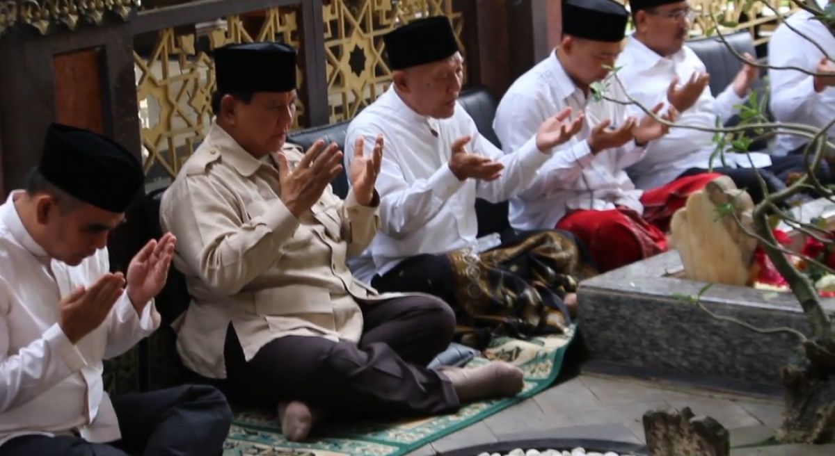 Prabowo Subianto saat berdoa di komplek makam Ponpes Tebuireng. (Foto: Elok Aprianto/jatimnow.com)