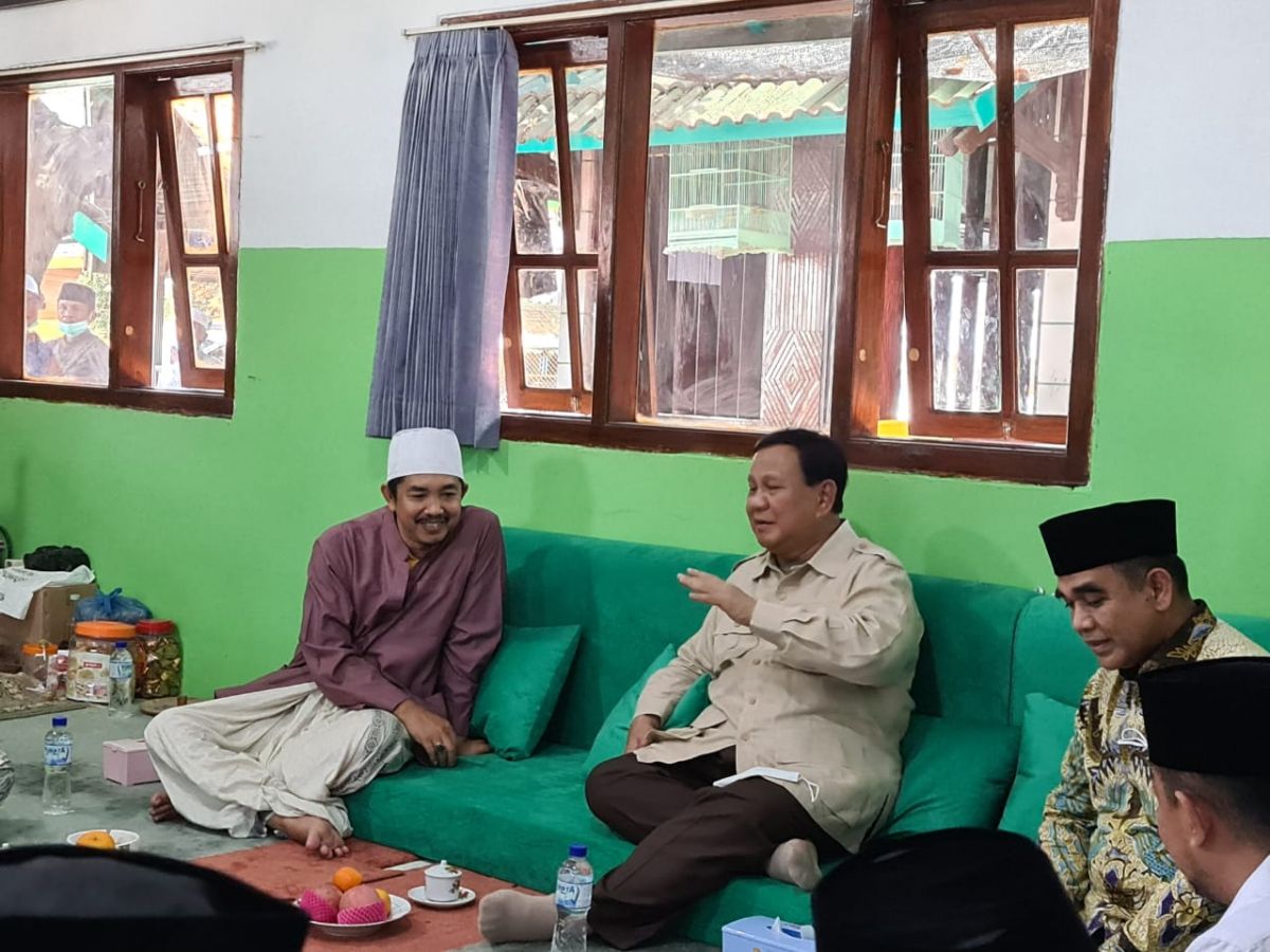Saat Ketum Gerindra Prabowo Subianto bertemu Kiai Moh. Kholil As'ad Syamsul Arifin Pengasuh Ponpes Walisongo Situbondo. (Foto: Dok Gerindra Jatim/jatimnow.com)