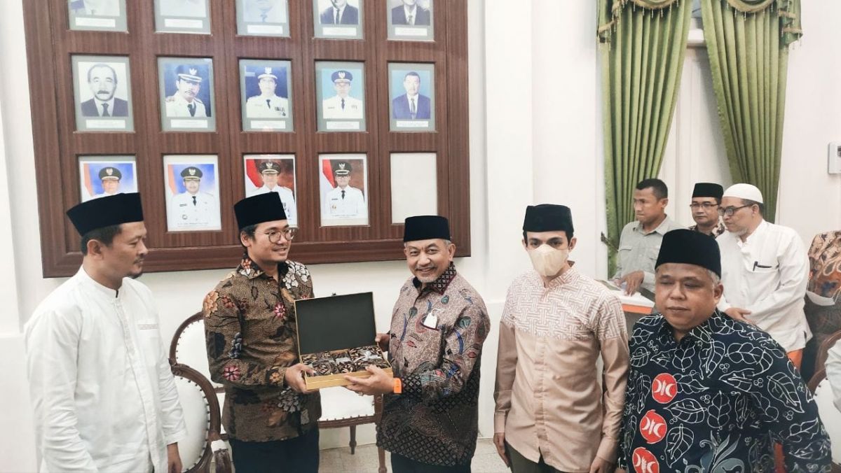 Presiden PKS bertemu Bupati Bangkalan dalam safari politik.