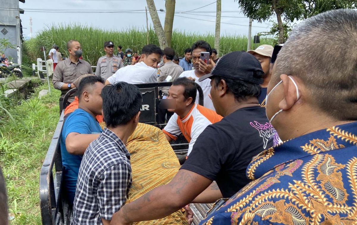 Proses evakuasi jenazah pria di Kota Kediri (Foto: Yanuar Dedy/jatimnow.com)