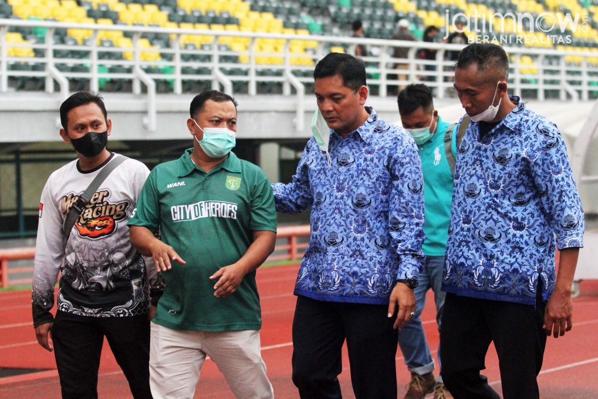 Sekretaris Persebaya Ram Surahman (baju hijau) saat mendampingi pejabat Sarana dan Prasarana Dispora Kota Surabaya di Stadion Gelora Bung Tomo (Foto: Sahlul Fahmi/jatimnow.com)