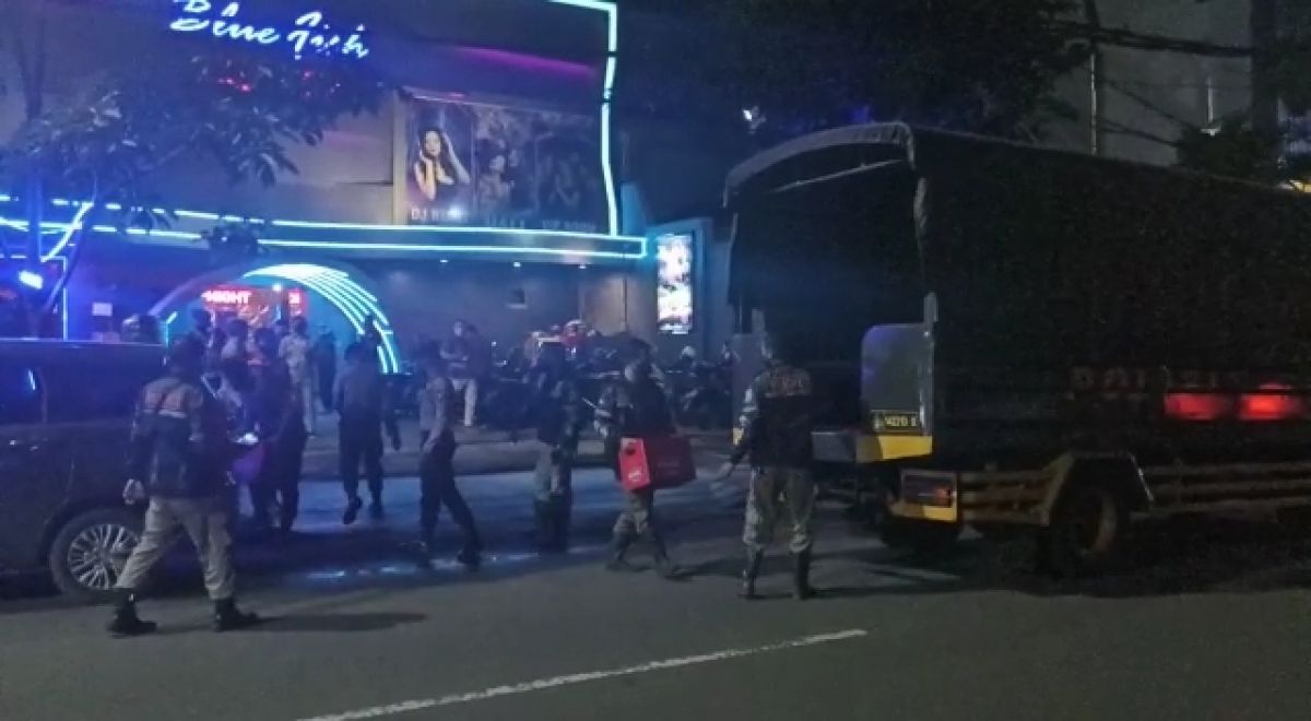 Penggerebekan tempat hiburan malam di Surabaya. (Foto: Humas Polda Jatim)