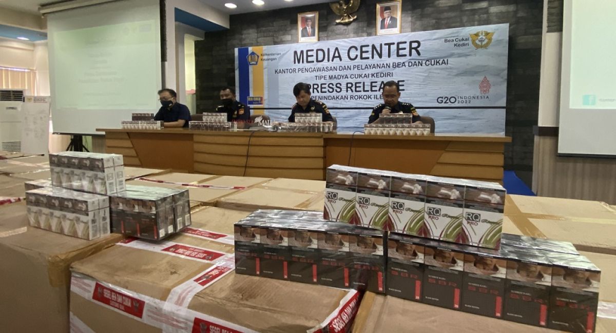 Bea Cukai merilis hasil penggagalan 1,9 juta batang rokok ilegal. (Foto : Yanuar Dedy/jatimnow.com)