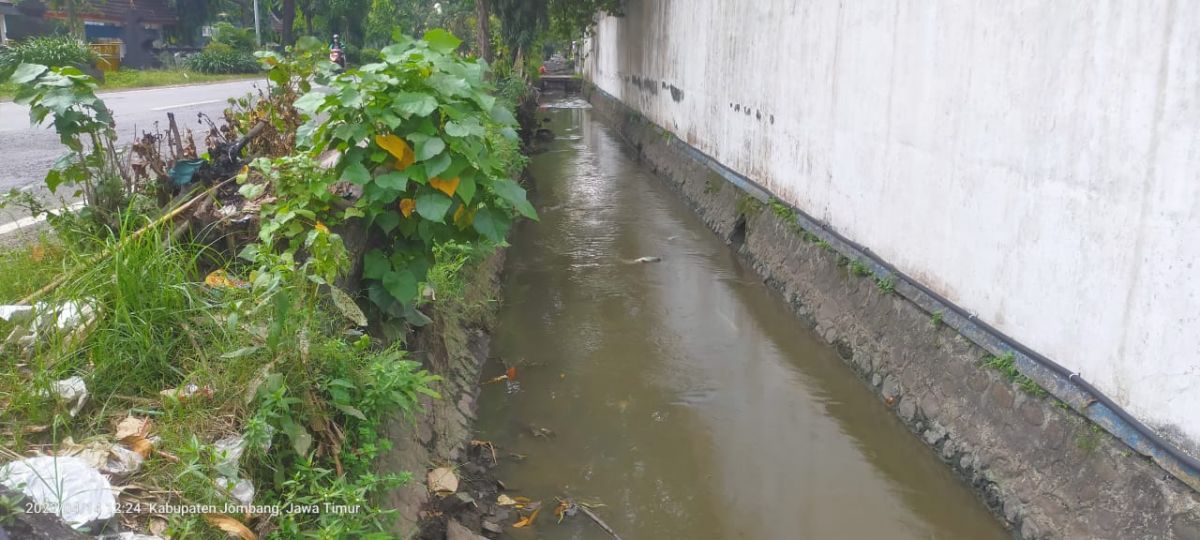 Saluran air di Jalan Gatot Subroto, Desa Mojongapit, Kecamatan Jombang, yang kondisi airnya tercemar limbah.(Foto: Elok Aprianto)