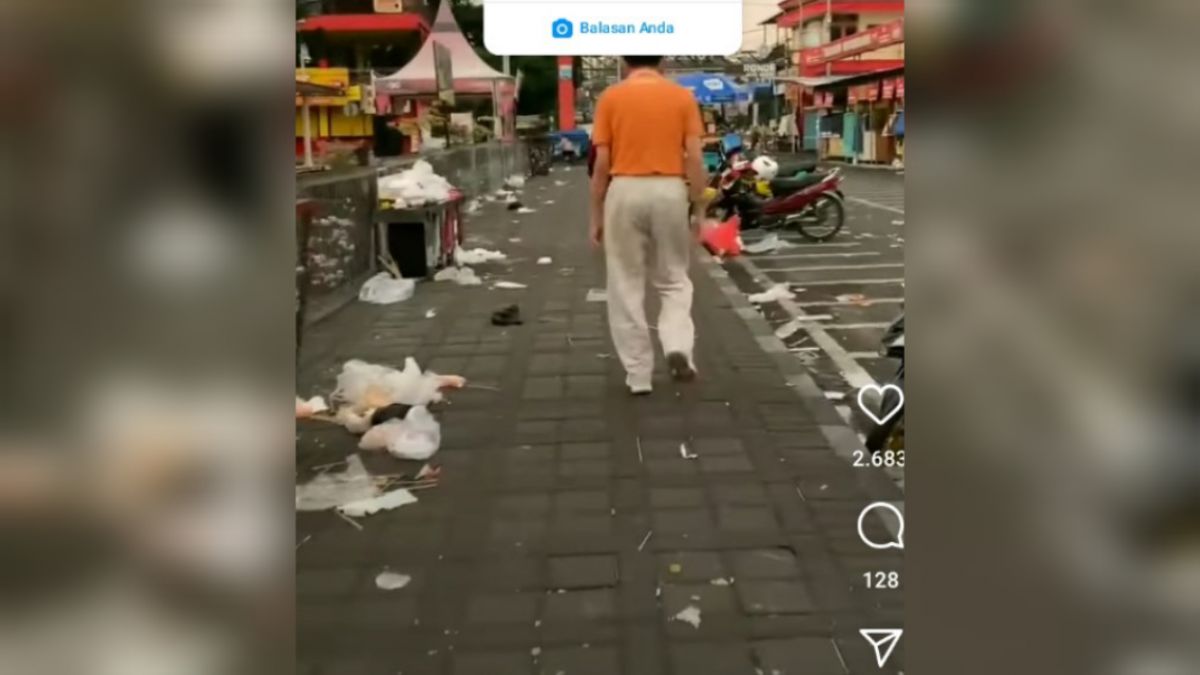 Tangkapan layar video Alun-alun Kota Batu dipenuhi sampah saat libur Lebaran.