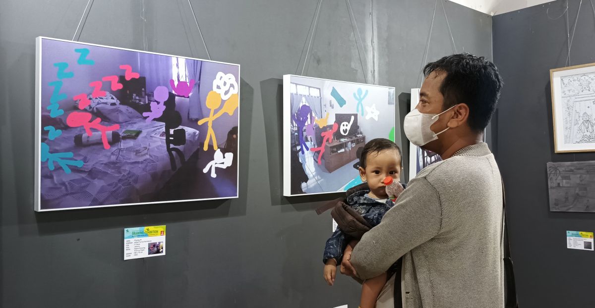 Pengunjung sedang menikmati karya Drawing Exhibition Sanggar Daun (Foto: Sahlul Fahmi/jatimnow.com)