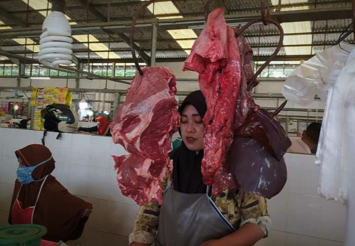 Pedagang daging sapi di salah satu pasar rakyat di Lamongan. (Foto: Adyad Ammy Iffansah/jatimnow.com)