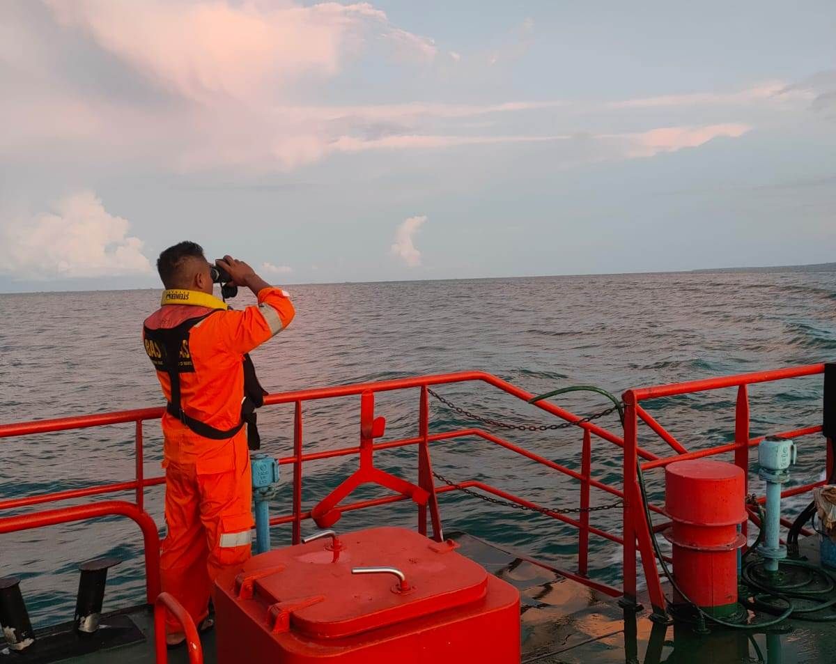 Pencarian kapal Zidane Express di Perairan Pulau Sapeken.(Foto: Kantor SAR Surabaya/jatimnow.com)