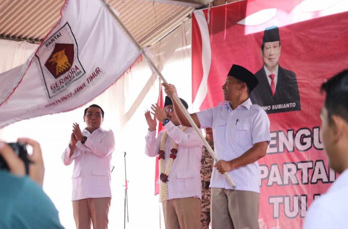 Ketua DPC Gerindra Tulungagung, Ahmad Baharudin usai menerima bendera pataka dari Ketua Gerindra Jatim Anwar Sadad (Foto: Anwar Sadad for jatimnow.com)