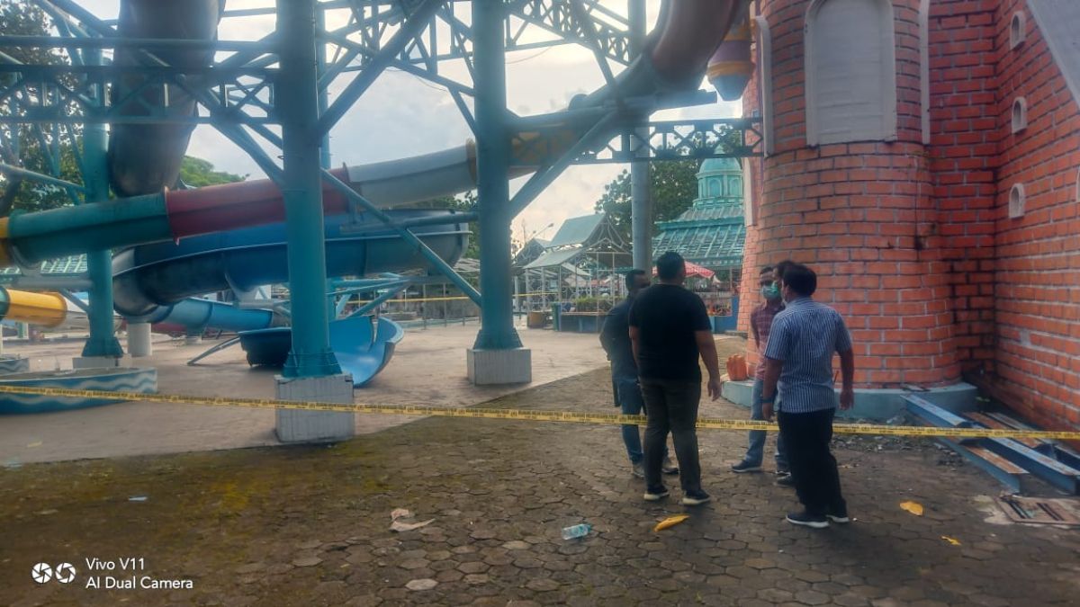 Polisi melakukan olah TKP di lokasi seluncuran kolam renang KenPark Surabaya yang ambrol