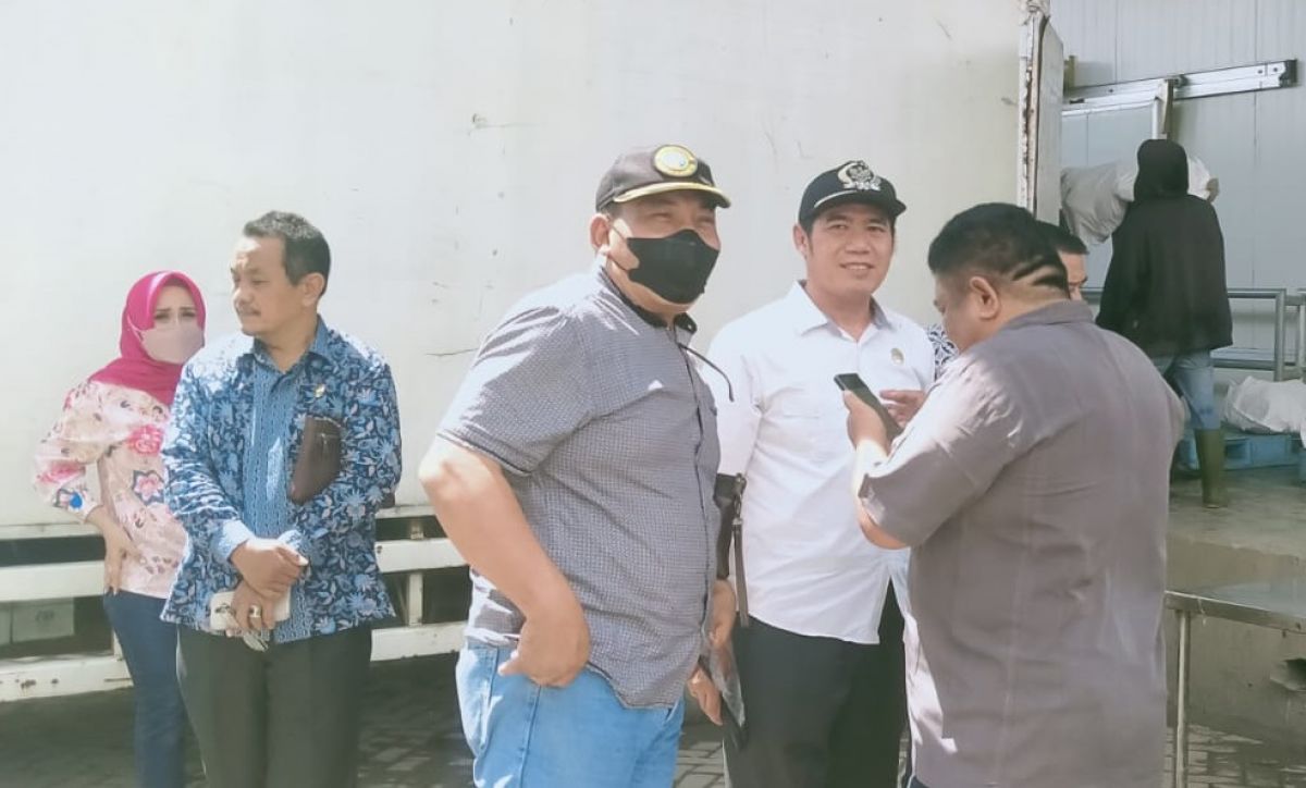 Komisi C DPRD Kabupaten Jombang saat melakukan sidak ke PT WSF yang diduga menjadi penyebab pencemaran lingkungan di Dusun Jabon, Desa Plosogeneng Jombang. (Foto: Elok Aprianto/jatimnow.com)
