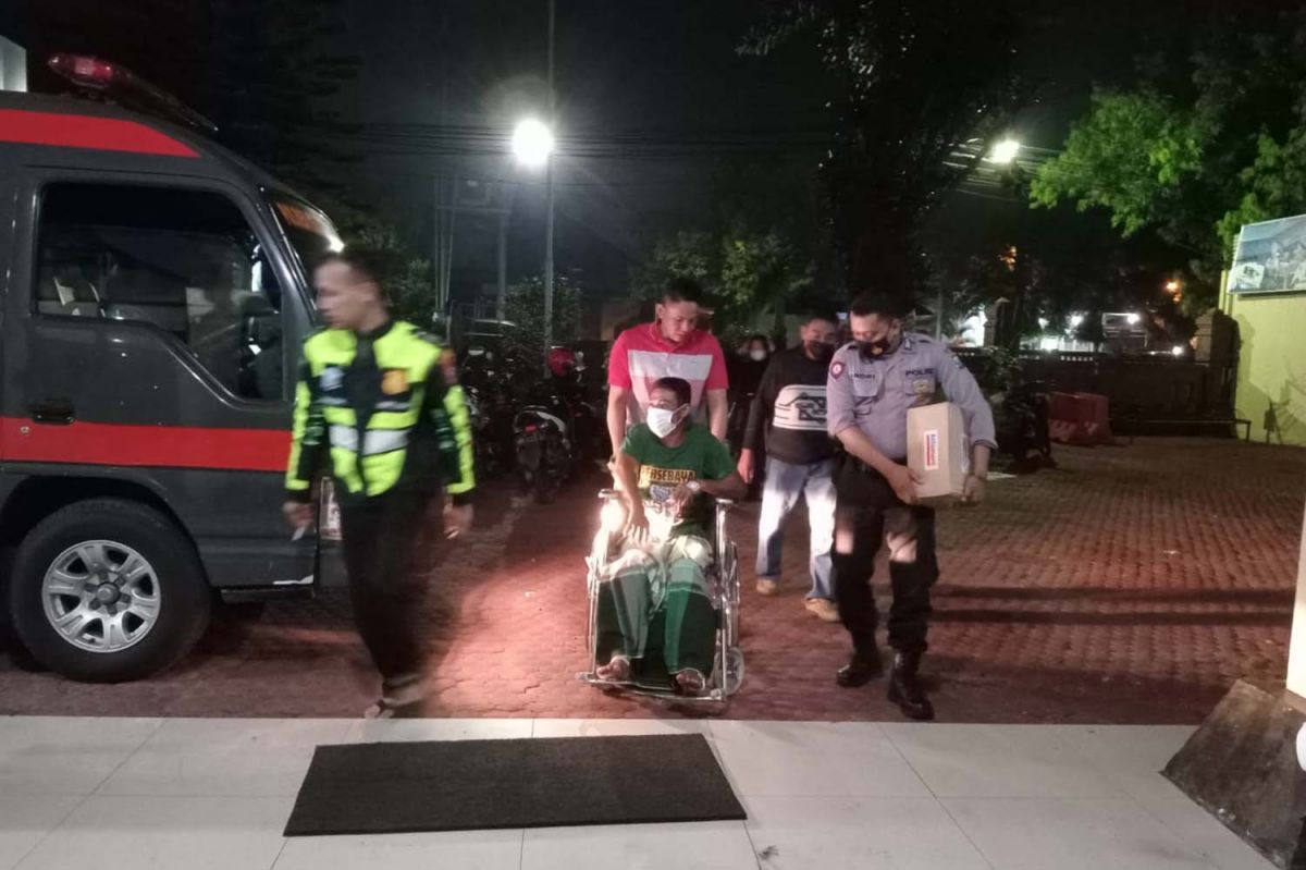 Sopir bus PO Ardiansyah, Adhe Firmansyah saat dibawa ke kantor Satlantas Polres Mojokerto Kota (Foto: WhatsApp grup)