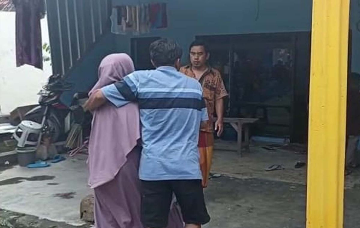 Sri Muid tak kuat menahan tangis saat jenazah keluarganya yang menjadi korban kecelakaan bus tiba di Benowo, Surabaya