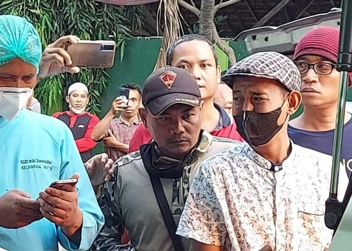 Keluarga korban kecelakaan bus menangis saat jenazah tiba di Benowo, Surabaya