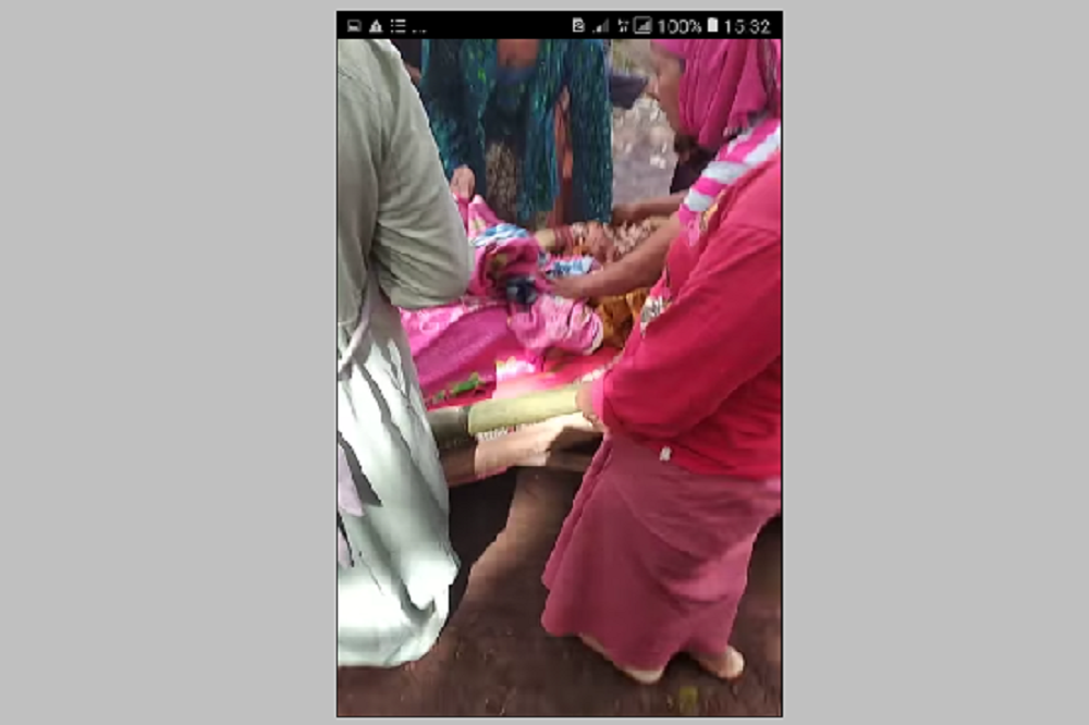Tangkapan layar video ibu melahirkan di jalan desa Wedusan Tiris Kabupaten Probolinggo.