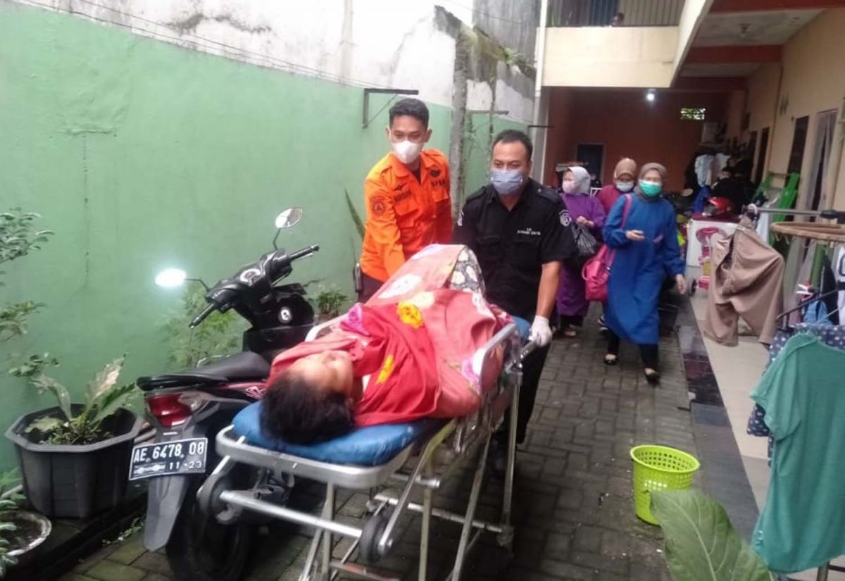 Tim BPBD Kota Surabaya saat menolong ibu melahirkan (Foto-foto: BPBD Kota Surabaya)