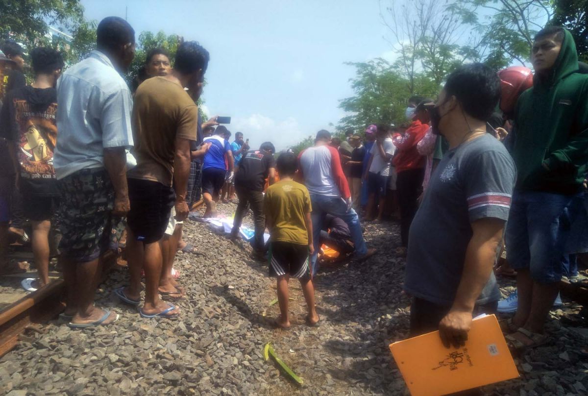 Proses evakuasi wanita yang tewas tersambar kereta api di Bojonegoro (Foto: Misbahul Munir/jatimnow.com)