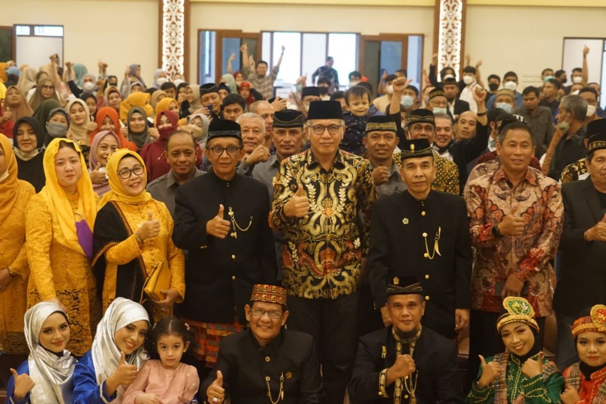 Gubernur Aceh, Nova Iriansyah (tengah-batik) di tengah KTR Surabaya di Gedung DPD Golkar Jatim (Foto: Golkar Jatim for jatimnow.com)