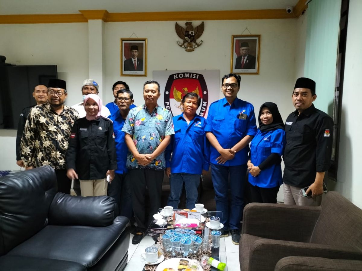 DPW Partai Rakyat Adil Makmur (PRIMA) Jawa Timur saat berkunjung ke kantor KPU Jatim