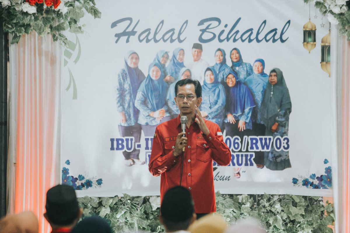 Ketua DPRD Surabaya, Adi Sutarwijono saat halal bihalal dengan warga kampung di Kelurahan Kedungbaruk (Foto: DPRD Surabaya)