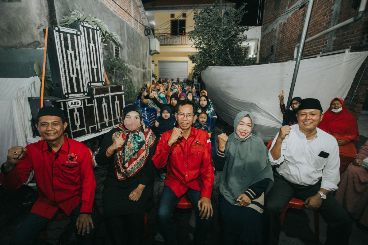 Ketua DPRD Surabaya, Adi Sutarwijono saat halal bihalal dengan warga kampung di Kelurahan Kedungbaruk