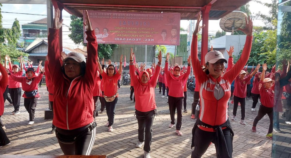 Senam Cinta Tanah Air (SICITA) diikuti serentak oleh seluruh kader PDIP Surabaya (Foto-foto: PDIP Surabaya)