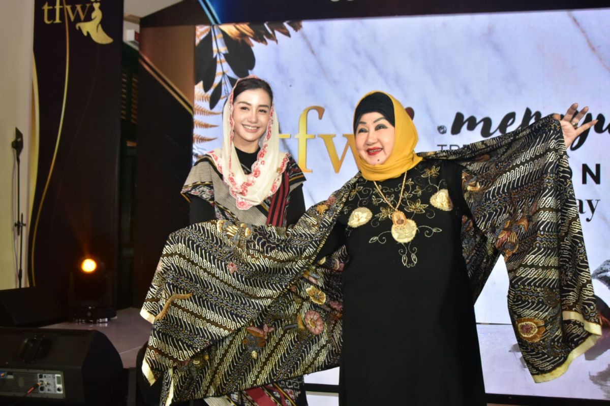Ketua Dekranasda Trenggalek, Novita Hardini Mochamad dalam event Merayu Trenggalek Fashion Day 2022 di Jakarta (Foto--foto: Humas Pemkab Trenggalek)