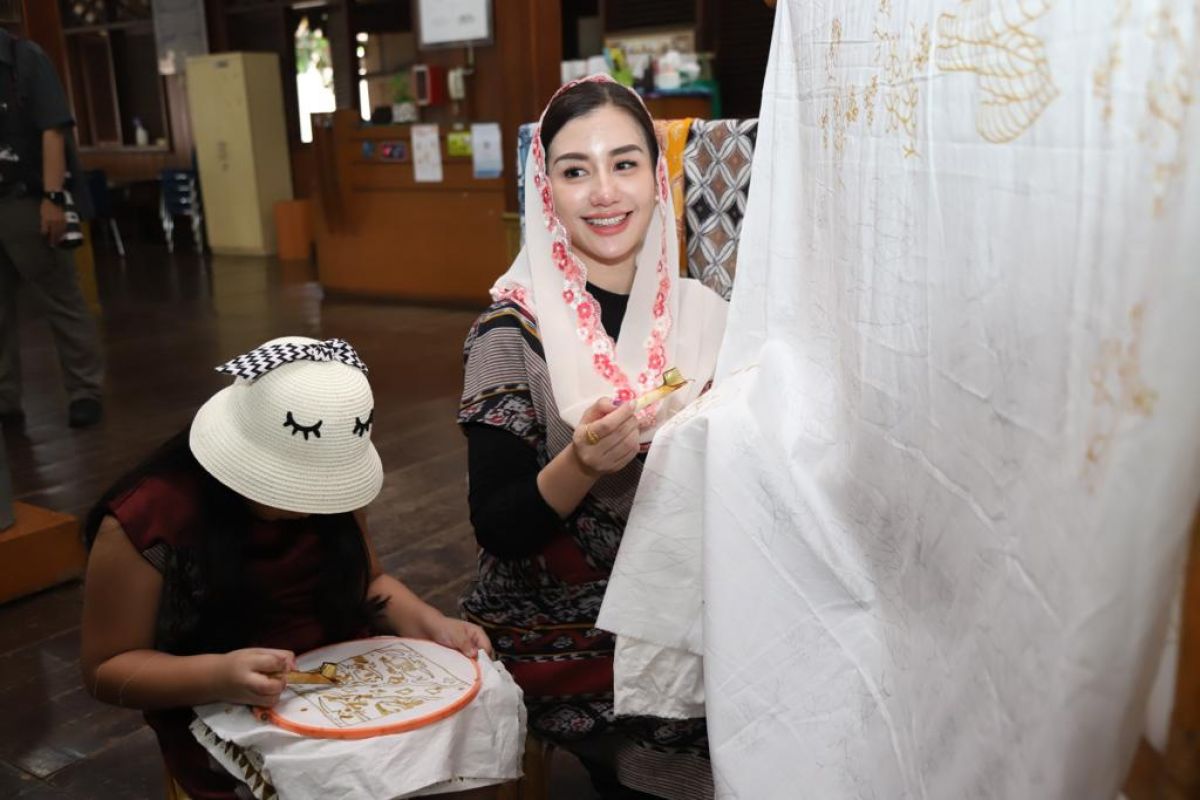 Ketua Dekranasda Kabupaten Trenggalek, Novita Hardani Mochamad Nur Arifin dalam acara Merayu Trenggalek Fashion Day 2022 di Jakarta