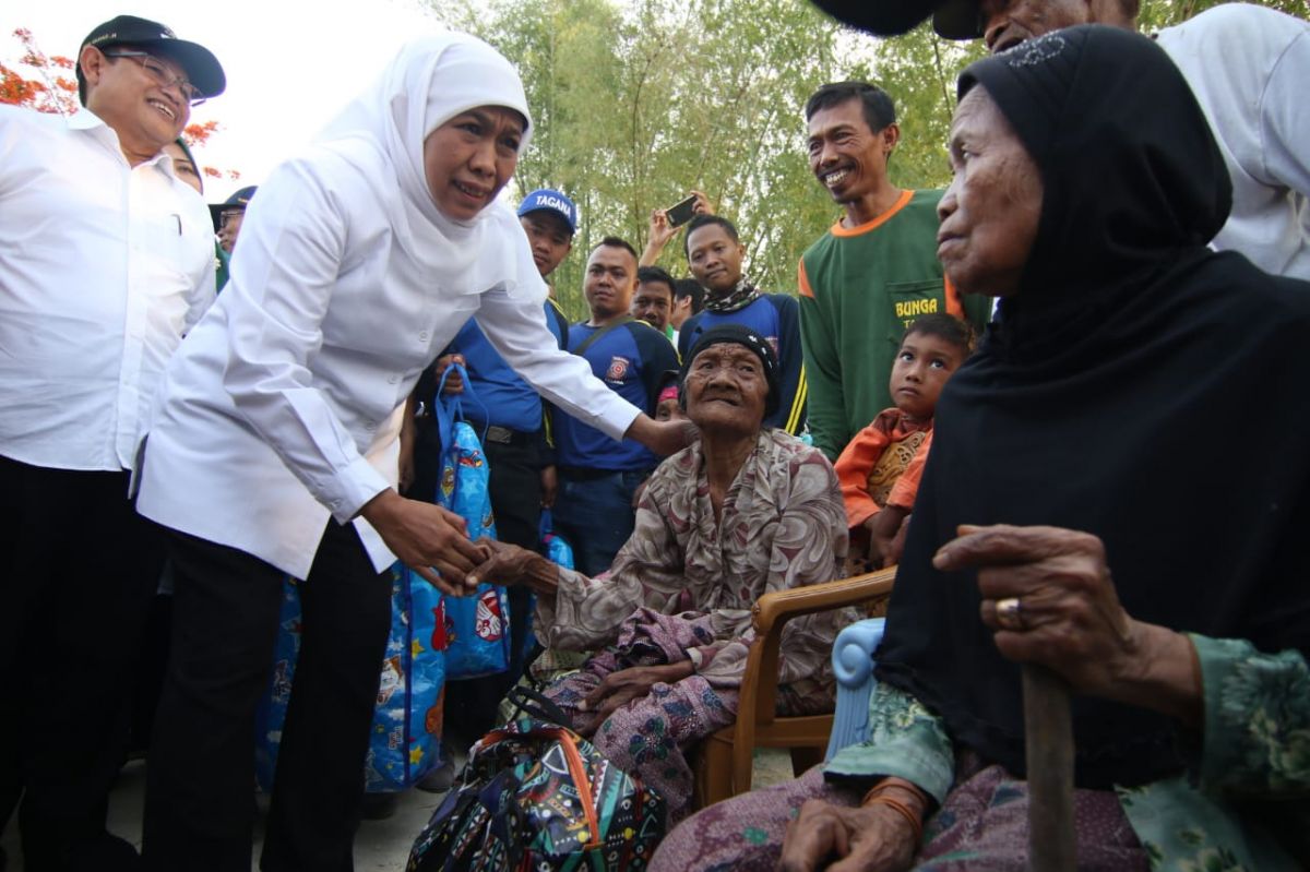Gubernur Jawa Timur Khofifah Indar Parawansa bersama para lansia (Foto-foto: Humas Pemprov Jatim)