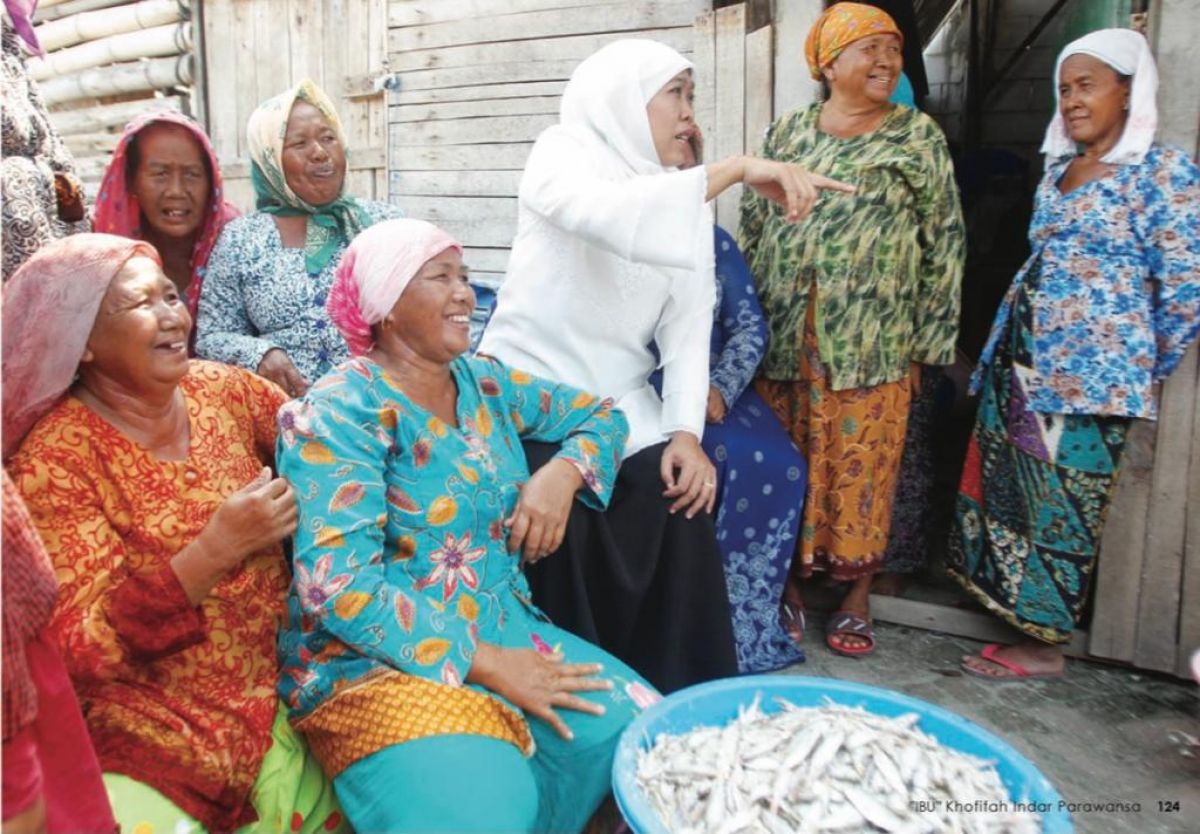 Gubernur Jawa Timur Khofifah Indar Parawansa bersama para lansia