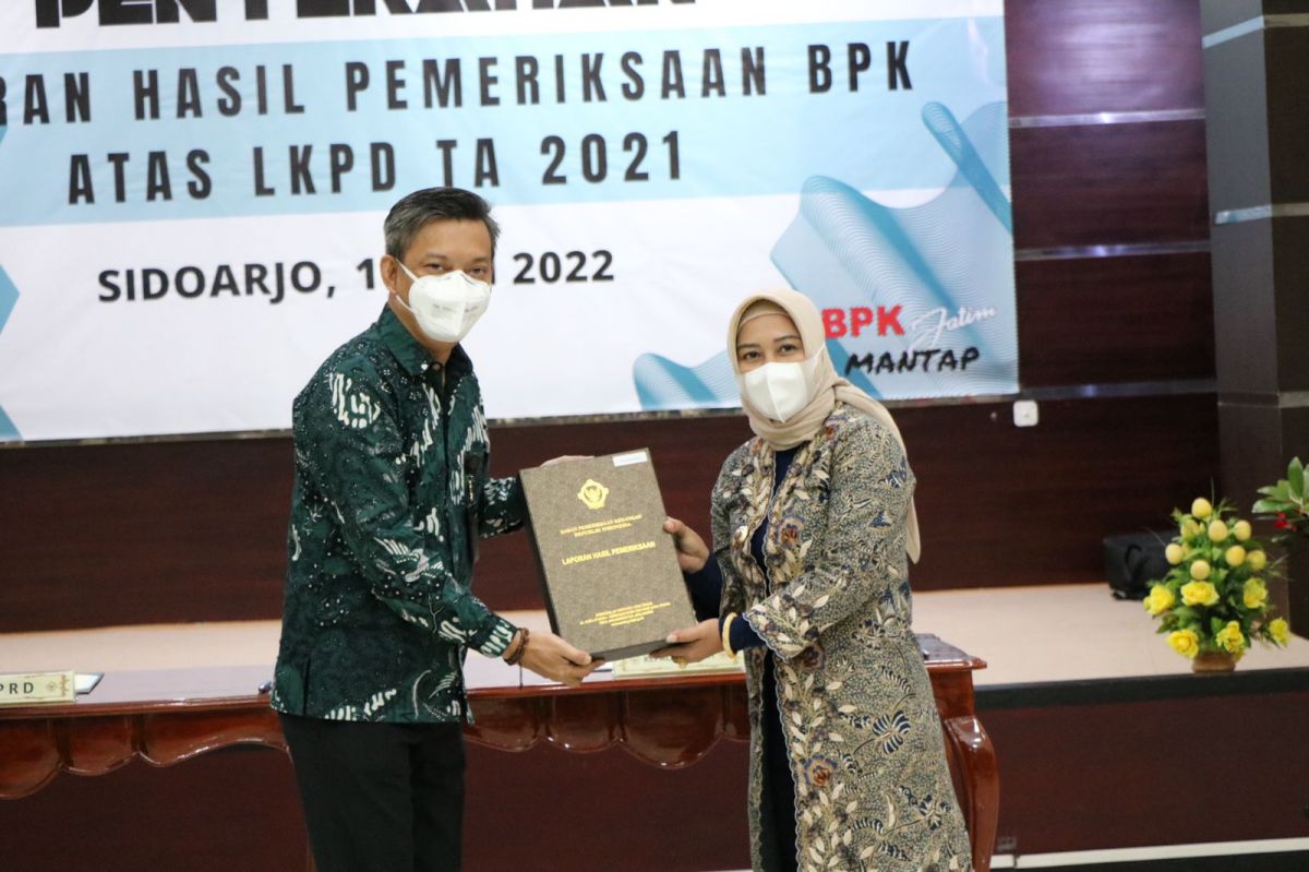 Wali Kota Mojokerto Ika Puspitasari saat menerima LHP.(Foto: Vandi for jatimnow.com)