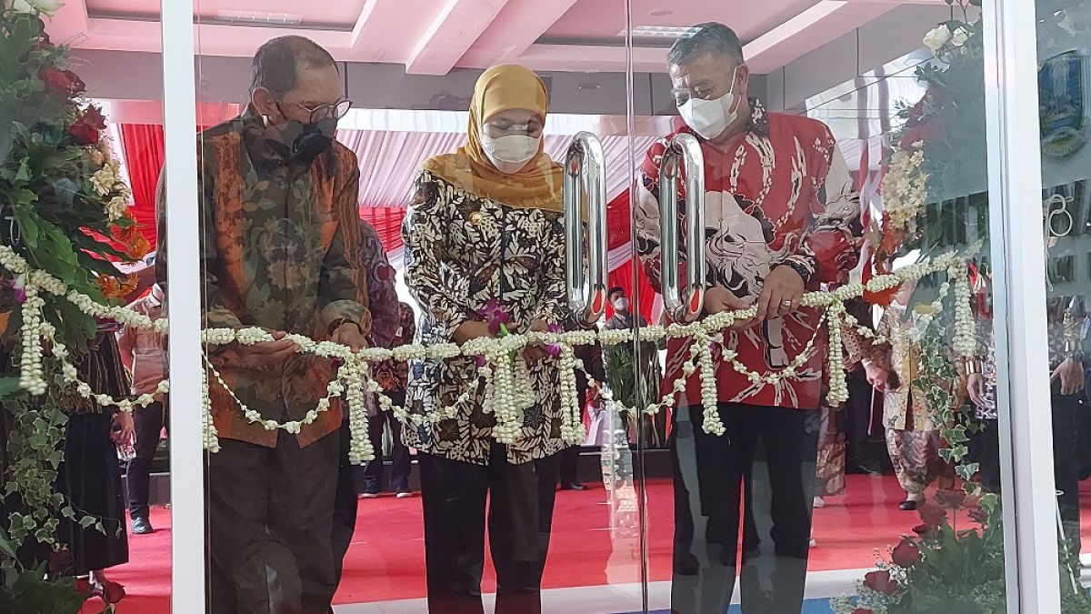 Gubernur Khofifah (tengah) dan Ketua DPRD Katim Kusnadi saat membuka kantor baru Dinas Pemberdayaan Masyarakat Desa (DPMD) Jatim. (Foto: Ni'am Kurniawan/jatimnow.com)
