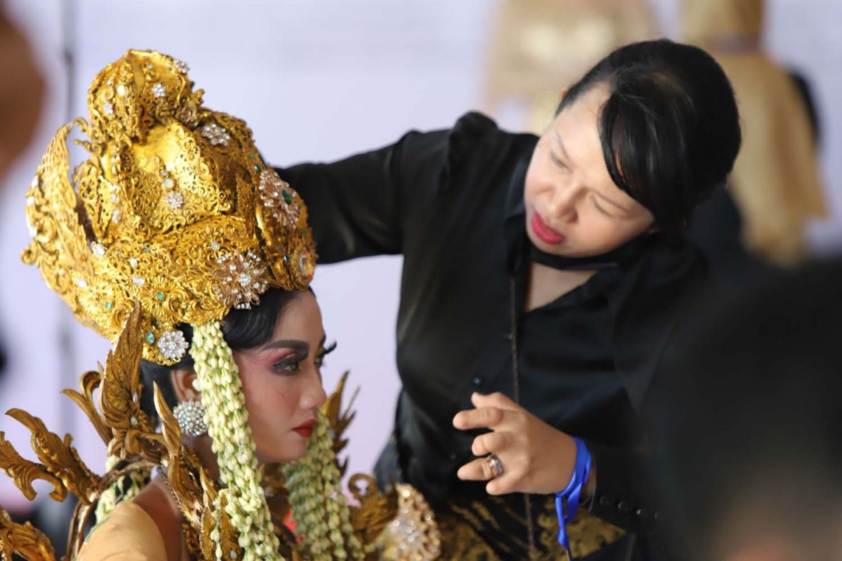 Parade Karya 30 Make Up Artist (MUA) di Untag Surabaya