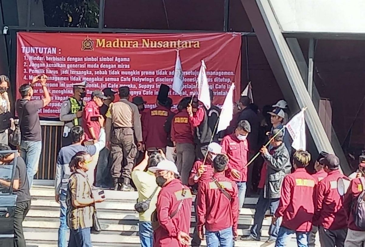 Aksi massa Madura Nusantara di depan Holywings Gold Jalan Basuki Rahmat Surabaya