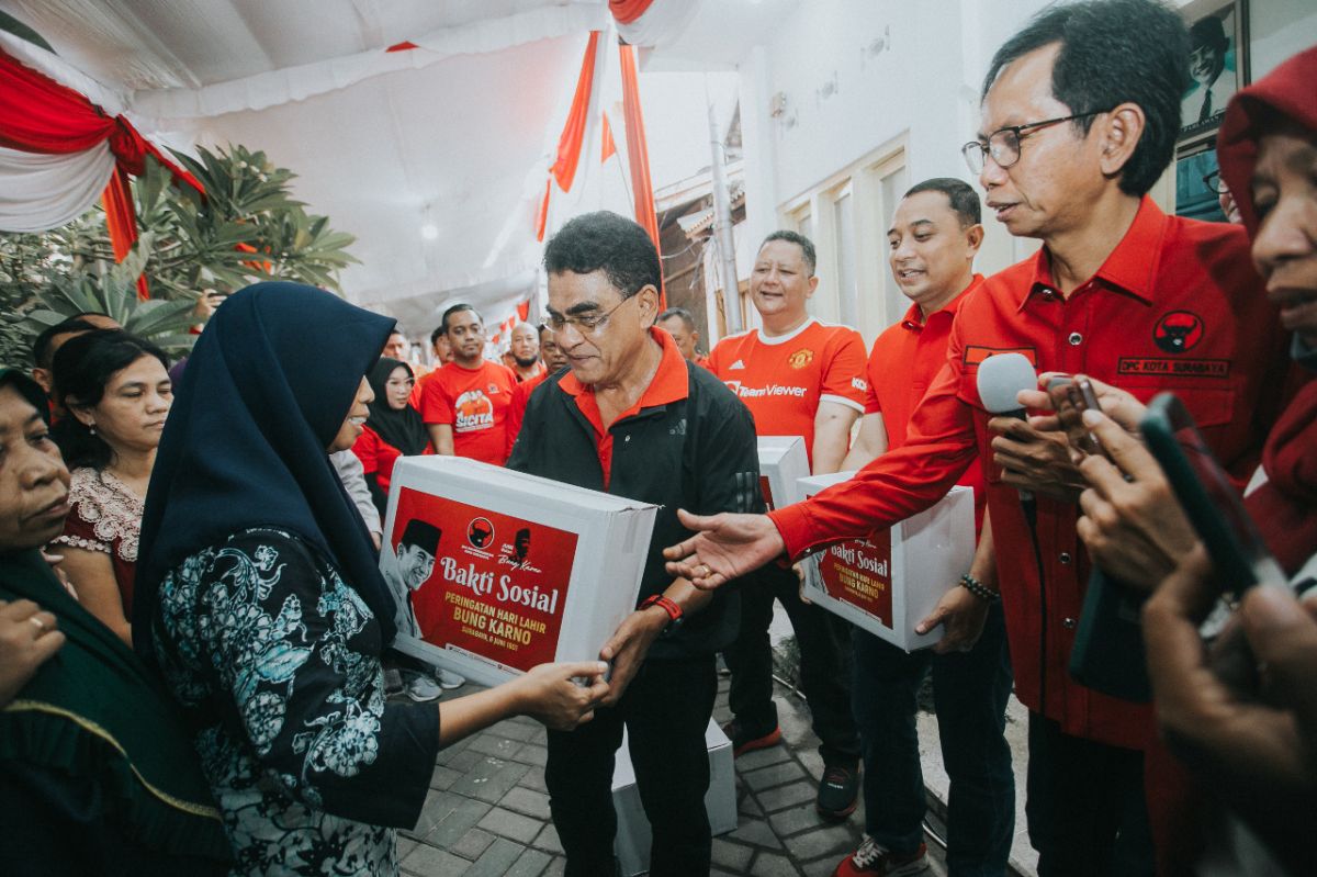 PDI Perjuangan Kota Surabaya melakukan bakti sosial untuk menyambut Hari Lahir Bung Karno 6 Juni 2022. (Foto: PDI Perjuangan for jatimnow.com)