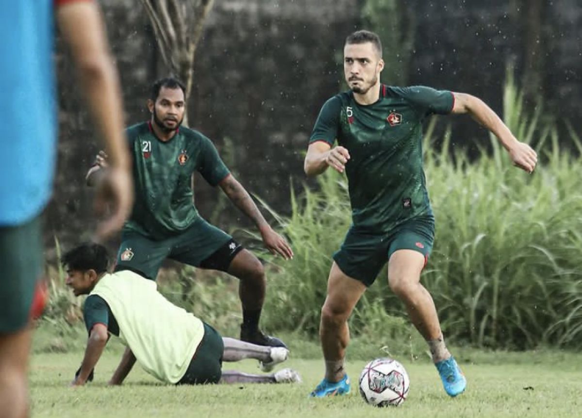 Arthur Felix dalam latihan perdana Persik Kediri usai Piala Presiden. (Foto : Instagram Persik Kediri/Jatimnow.com)