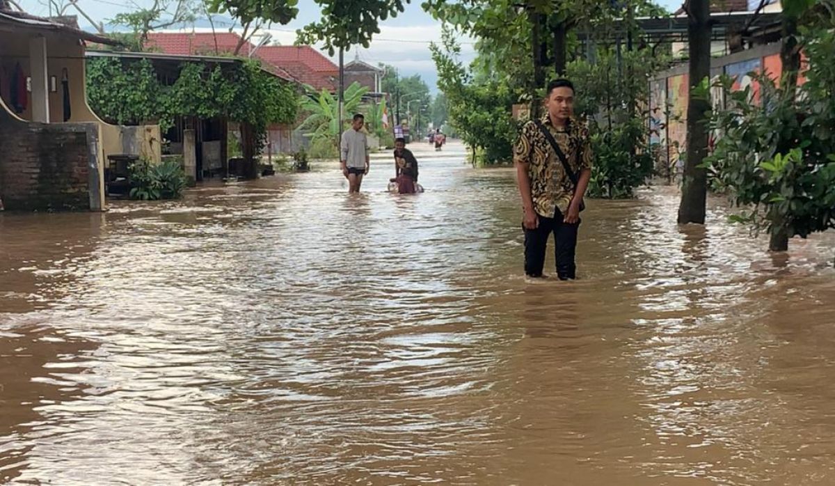 Banjir di Jalan Poncowolo Ponorogo.(Foto: Dinar for jatimnow.com)