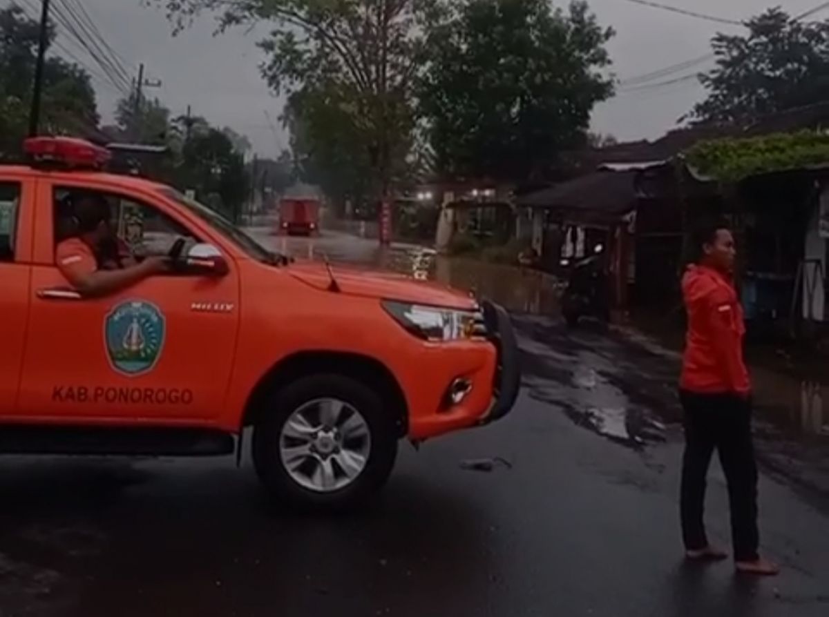 Jalur Ponorogo-Trenggalek ditutup sementara karena banjir (Dhifa for jatimnow.com) 